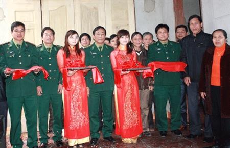 Tặng nhà đồng đội cho gia đình Thiếu tá Dương Văn Tuynh
