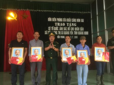 Tặng cờ Tổ quốc, ảnh Bác Hồ và tài liệu tuyên truyền pháp luật cho ngư dân