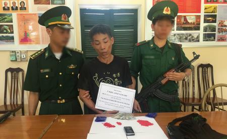 Bắt đối tượng vận chuyển 800 viên ma túy