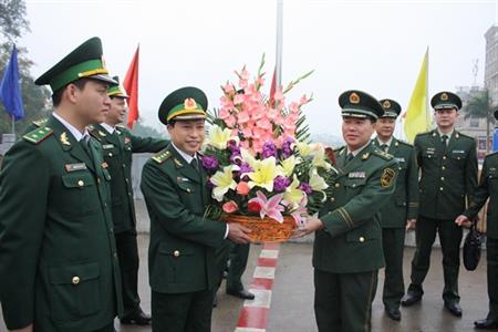 Trạm kiểm tra BP Đông Hưng chúc mừng Đồn BP CKQT Móng Cái nhân ngày Truyền thống BĐBP