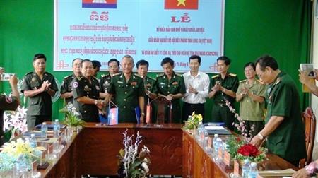 Ty Công an và Tiểu khu quân sự tỉnh Svây Riêng làm việc với BĐBP Long An