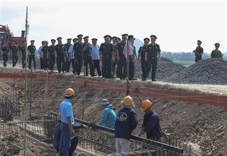 Thượng tướng Nguyễn Chí Vịnh kiểm tra tiến độ xây dựng cột mốc 275