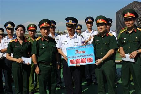 Tặng Huy hiệu “Tuổi trẻ dũng cảm” cho thuyền trưởng tàu CSB 4033 và 2012