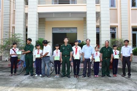 Đồn BPCKQT Mộc Bài tặng quà học sinh nghèo hiếu học