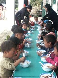 “Bữa cơm có thịt” lên vùng cao, biên giới