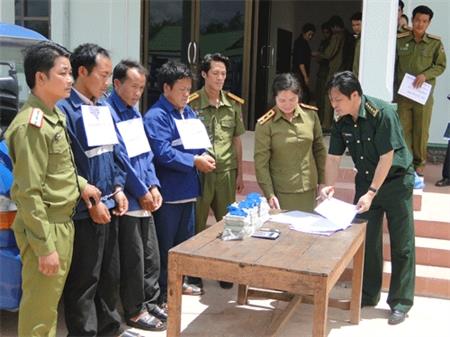 Bắt vụ vận chuyển 15 bánh heroin và 2.000 viên ma túy tổng hợp