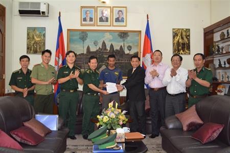 BĐBP Bà Rịa- Vũng Tàu bàn giao công dân cho Tổng lãnh sự Cam-pu-chia