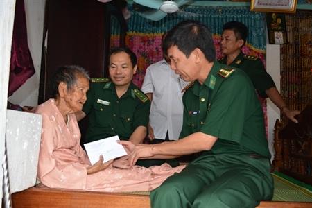 Tri ân các gia đình liệt sĩ và người có công với cách mạng