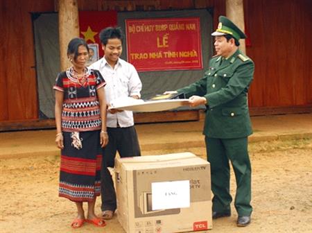 Trao nhà cho người nghèo đón tết