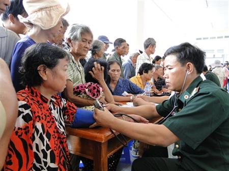 Khám bệnh, cấp thuốc, tặng quà cho đồng bào nghèo biên giới Tây Ninh