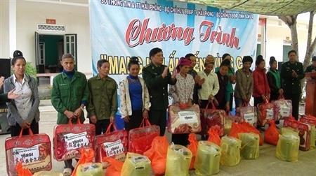 Tặng quà cho cán bộ, chiến sĩ và nhân dân vùng cao biên giới