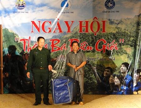 Khám bệnh, tặng quà cho nhân dân vùng biên giới