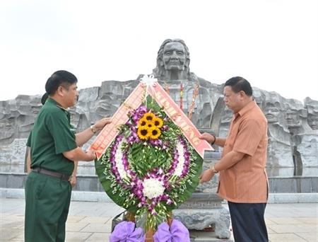 362 cán bộ, diễn viên viếng tượng đài Mẹ Việt Nam Anh hùng Nguyễn Thị Thứ