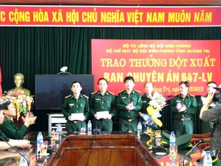 Trao thưởng đột xuất cho Ban chuyên án 647 L-v
