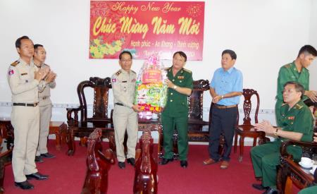 Các đơn vị lực lượng vũ trang tỉnh Prey Veng thăm, chúc tết BĐBP Đồng Tháp