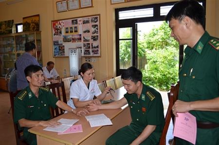 Khám chữa bệnh cho cán bộ, chiến sỹ và hộ nghèo nơi biên giới