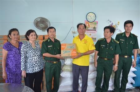 Chi hội bảo trợ Chơn Tâm tặng quà Đồn BP Côn Đảo