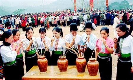 Thi thơ bên bến phà Bản Cún