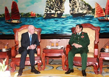 Bộ trưởng Bộ Quốc phòng tiếp Chủ tịch Thường trực Thượng viện Hoa Kỳ