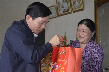 Lãnh đạo tỉnh Lai Châu chúc Tết quân và dân biên giới huyện Phong Thổ