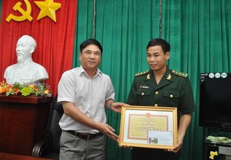 Khen thưởng 5 đồng chí xuất sắc trong Hội thi Báo cáo viên giỏi toàn quân lần thứ V