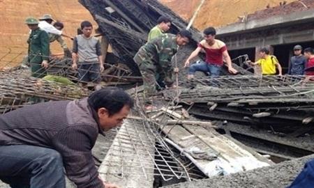 Huy động lực lượng cứu người trong vụ sập giàn giáo