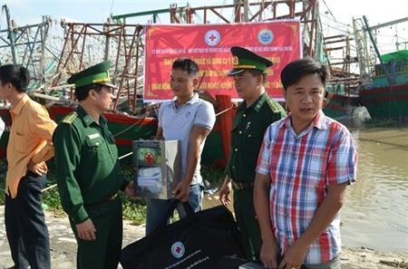 Tặng 150 tủ thuốc cho ngư dân vươn khơi bám biển