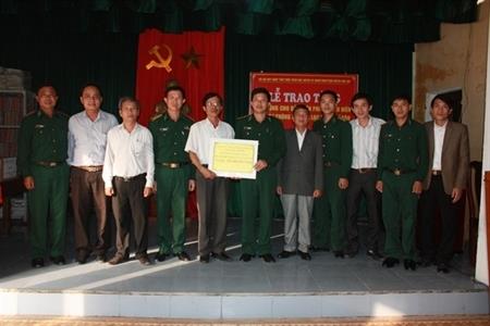 Trao máy thông tin cho ngư dân và hỗ trợ mô hình bò giống cho đồn BP