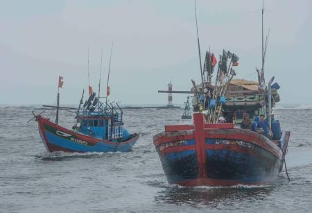 Người dân Philippines tặng thực phẩm cho ngư dân Việt Nam vào trú bão