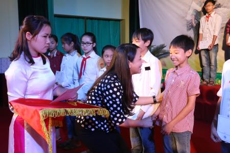 Hội LHPNVN- Trường Trung cấp Biên phòng 1: Thực hiện chương trình Nâng bước em tới trường