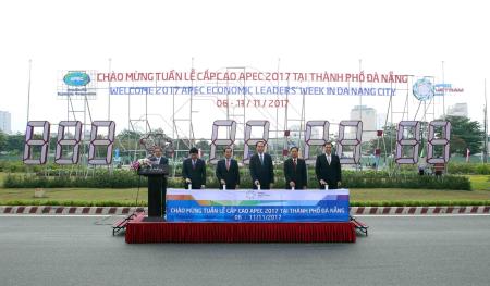 Chủ tịch nước khởi động đồng hồ đếm ngược chào mừng APEC 2017