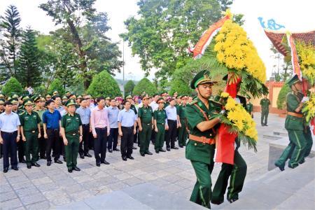 Dâng hương tưởng niệm các anh hùng liệt sĩ Pò Hèn