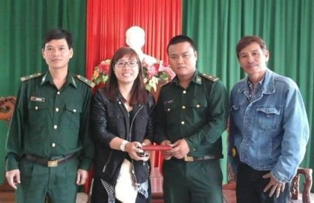 Đồn BP Hải Vân trả lại tài sản cho người bị mất