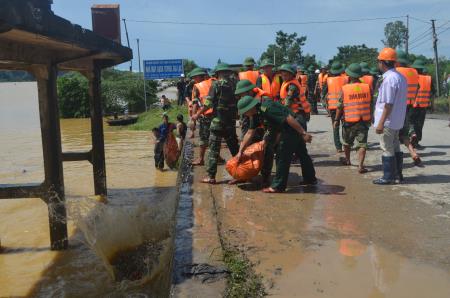 BĐBP Sơn La, Ninh Bình giúp dân khắc phục hậu quả mưa lũ