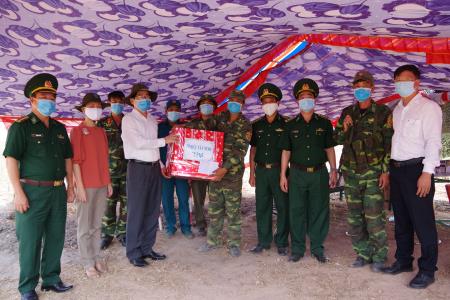 Bí thư Tỉnh ủy Tây Ninh thăm, tặng qùa các điểm chốt phòng, chống dịch Covid-19 trên biên giới