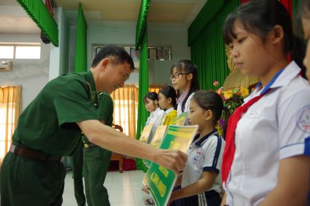 Tiếp sức học sinh nghèo tới trường