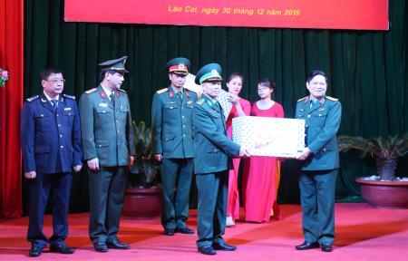 Đại tướng Ngô Xuân Lịch tặng quà, chúc tết Đảng bộ, chính quyền, nhân dân và lực lượng vũ trang tỉnh Lào Cai