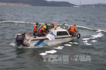 Ứng phó sự cố tràn dầu do tàu chìm gần khu vực cảng Nghi Sơn
