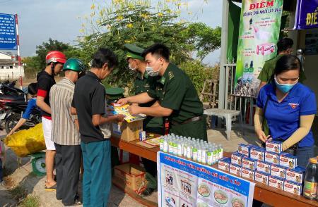 Đồn Biên phòng Vĩnh Ngươn phát khẩu trang miễn phí cho nhân dân trên địa bàn