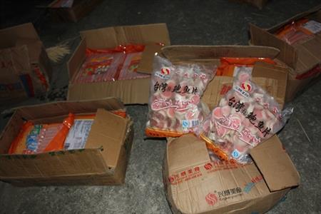 Vận chuyển trái phép xúc xích, chả cá từ Trung Quốc về Việt Nam