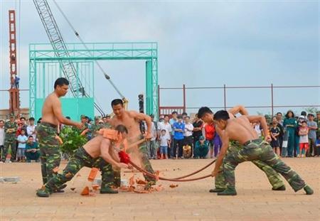 Biểu diễn võ thuật và chó chiến đấu tại Bình Phước