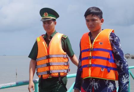 Thật may, thằng Phú đã về...