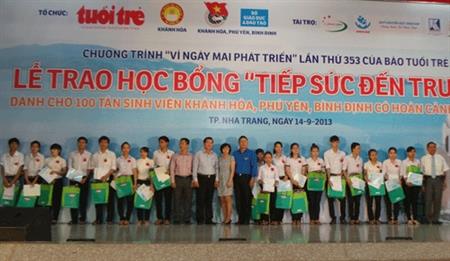 Trao học bổng cho 100 tân sinh viên Bình Định, Khánh Hòa, Phú Yên