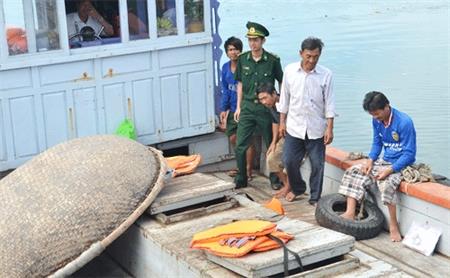 Một tàu ngư dân Quảng Ngãi bị đâm chìm