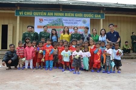Sôi nổi các hoạt động hướng về biên giới nhân ngày 22-12