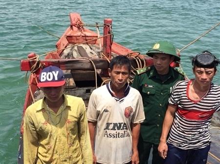 Cứu thành công 3 ngư dân bị nạn trên vùng biển Hà Tĩnh