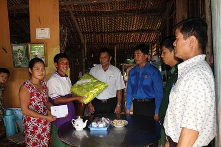 Hội Cựu chiến binh và Huyện đoàn Tân Phước thăm Đồn BP Phú Tân