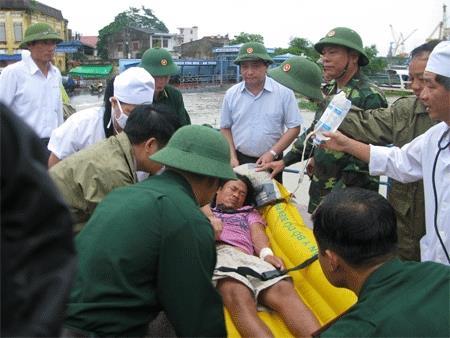 Can trường xuyên đêm, cứu nạn trong bão