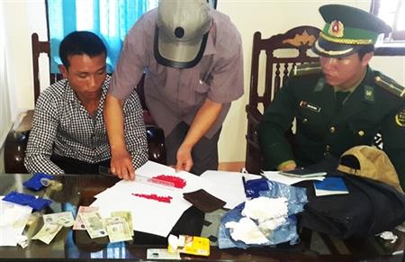 Bắt đối tượng vận chuyển gần 500 viên ma túy tổng hợp từ Lào về Việt Nam