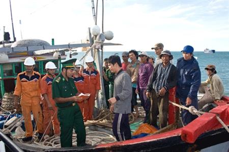 BĐBP Ninh Thuận: Đưa 9 thuyền viên cùng tàu cá gặp nạn vào bờ an toàn